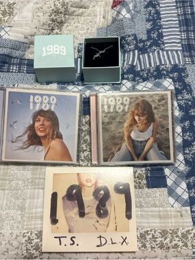 Taylor Swift 1989 Deluxe Set with Light Blue Jewelry Box and Silver Necklace